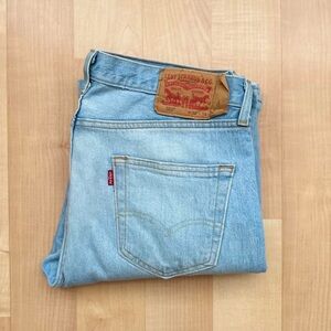Levi's Blue Straight Jeans with Classic Design and Comfortable Fit